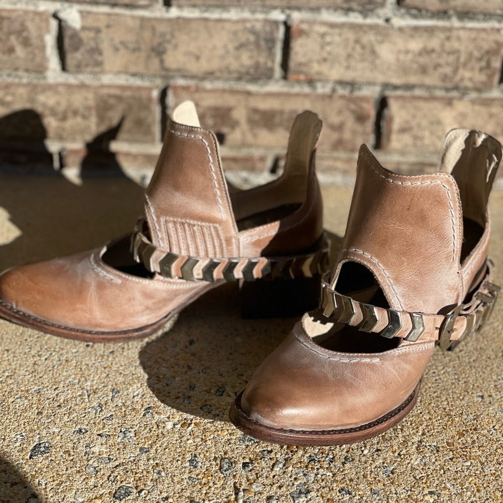 Taupe Blade size 7